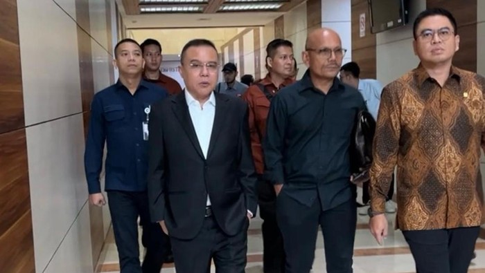 Wakil Ketua DPR Sufmi Dasco Ahmad bersama Komisi I DPR bersiap menerima aktivis penolak RUU TNI di DPR, Selasa (18/3/2025). (Anggi Muliawati/detikcom).