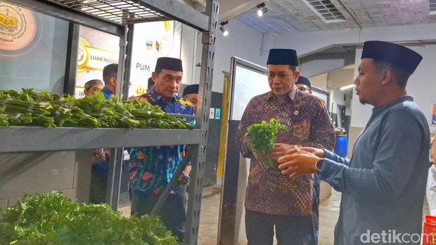 Wakil Menteri Koperasi Republik Indonesia, Ferry Joko Yuliantono saat meninjau Ponpes Al Ittifaq.