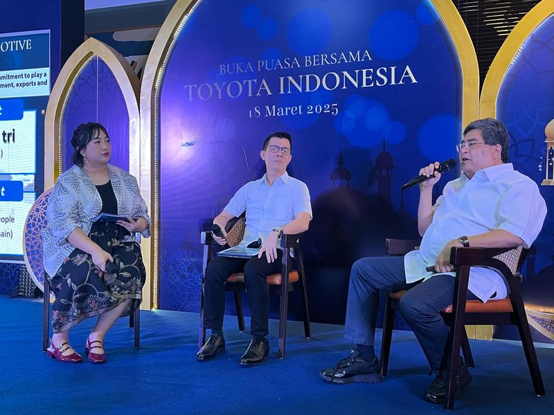 Wakil Presiden Direktur PT Toyota Motor Manufacturing Indonesia (TMMIN) Bob Azam (kanan)