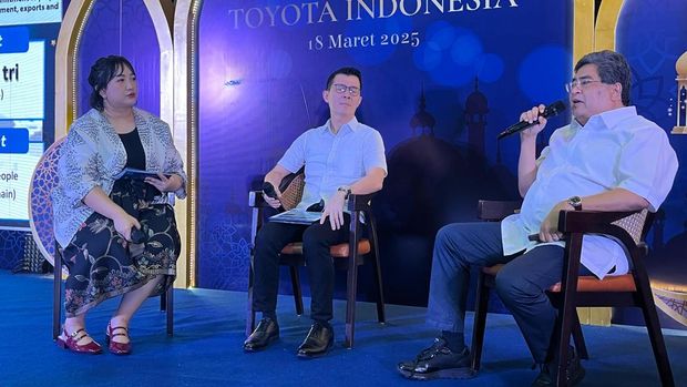 Wakil Presiden Direktur PT Toyota Motor Manufacturing Indonesia (TMMIN) Bob Azam (kanan)