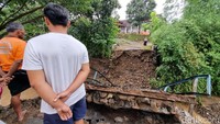 Akibat kejadian ini, empat RT terdampak. Para warga hingga pelajar terpaksa menyeberangi sungai untuk beraktivitas.