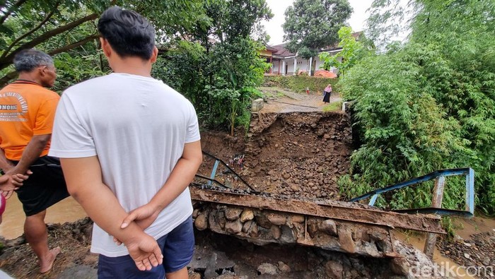 Warga Desa Munggu Terisolir Akibat Jembatan Roboh
