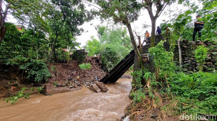 Warga Desa Munggu Terisolir Akibat Jembatan Roboh