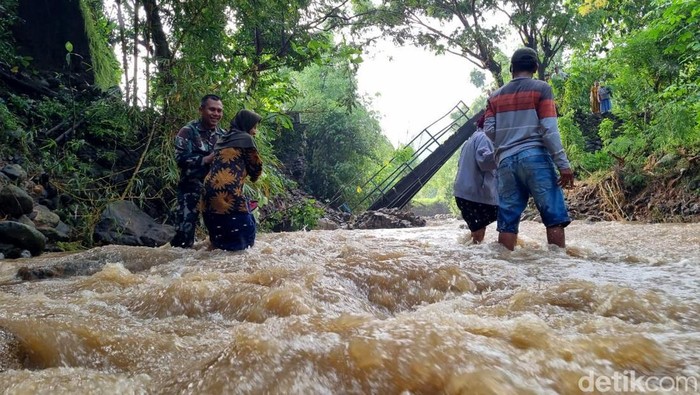 Warga Desa Munggu Terisolir Akibat Jembatan Roboh