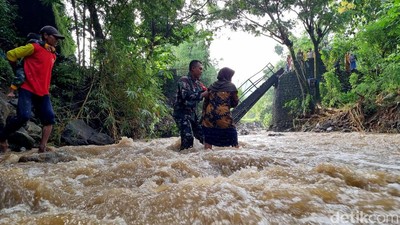 Warga Ponorogo Terisolir Akibat Jembatan Roboh