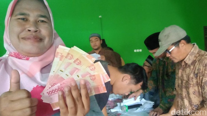 Warga Desa Wunut Klaten menerima THR, Selasa (18/3/2025).
