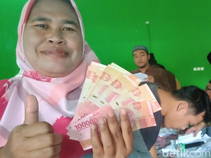 Warga Desa Wunut Klaten menerima THR, Selasa (18/3/2025).