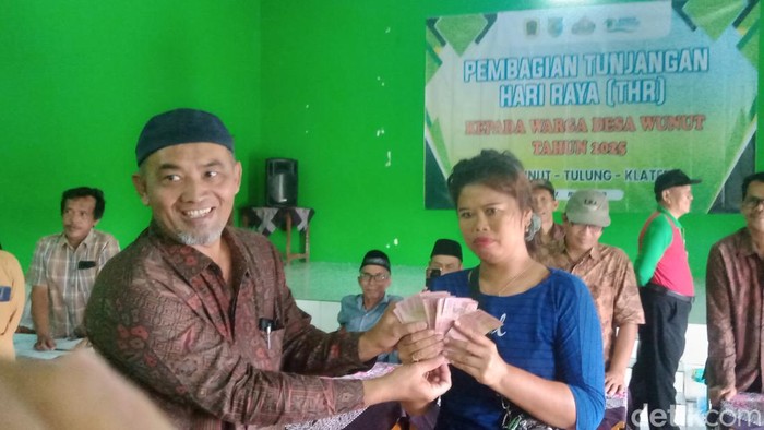 Warga Desa Wunut Klaten menerima THR, Selasa (18/3/2025).
