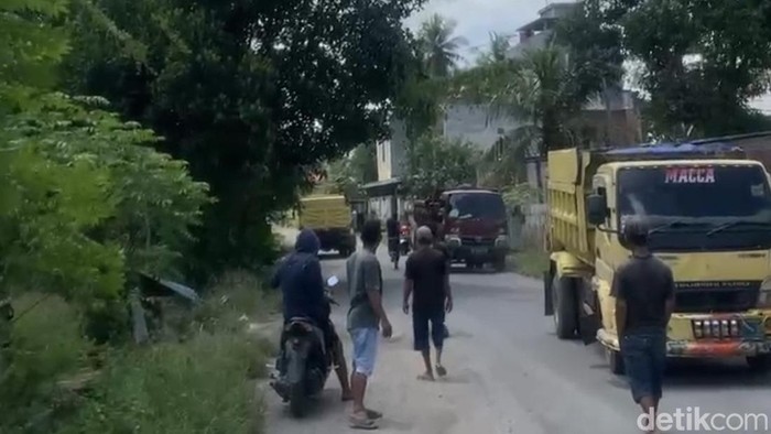 Warga di Pinrang menghadang truk yang hendak melakukan aktivitas tambang.