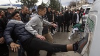 Ribuan pengunjuk rasa yang marah turun ke jalan di kota Kocani, Makedonia Utara setelah kebakaran klub malam menewaskan 59 pengunjung. (AP Photo/Visar Kryeziu)