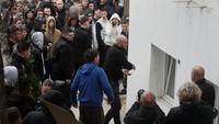 Demonstran menuntut pejabat pemerintah setempat mengundurkan diri menyusul tuduhan korupsi dan penyuapan terkait dengan peristiwa yang menelan korban massal tersebut. (AP Photo/Boris Grdanoski)