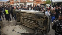 Klub malam Pulse dipenuhi penggemar yang menonton DNK, band hip-hop populer, ketika percikan api dari suar tampaknya membakar sebagian langit-langit. (AP Photo/Armin Durgut)