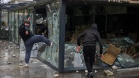 Sekelompok remaja menyerang sebuah bar, memecahkan jendela, dan mengacak-acaknya, karena mengira bar itu milik pemilik klub Pulse. (REUTERS/Alexandros Avramidis)