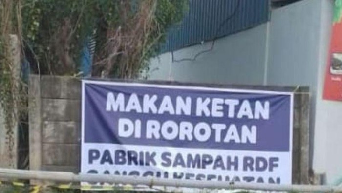 Warga memasang spanduk protes dampak RDF Rorotan terhadap permukiman mereka (ANTARA/HO-Dokumentasi Pribadi)