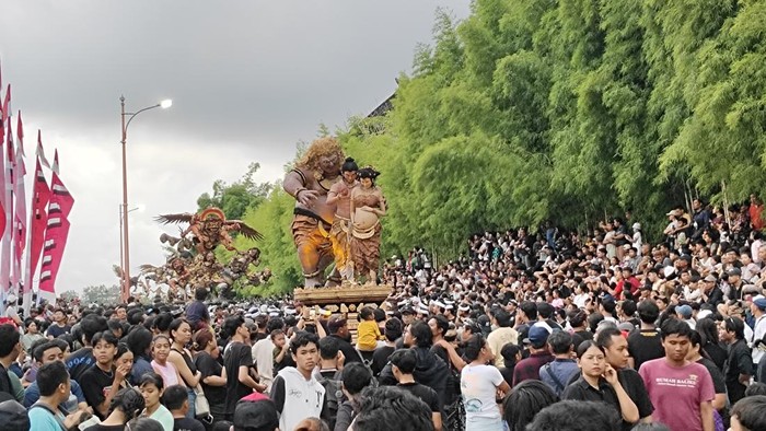 Warga membeludak saat menonton perang bintang lomba ogoh-ogoh yang digelar Disbud Badung di Puspem Badung, Sabtu (15/3/2025). (Agus Eka/detikBali)