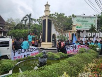Mahasiswa UNS Demo Tolak RUU TNI di Depan DPRD Solo