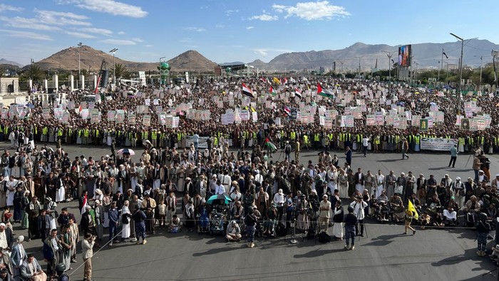 Protesters take part in a demonstration in solidarity with Palestinians in the Gaza strip, in Sanaa, Yemen March 17, 2025. REUTERS/Adel Al Khader     TPX IMAGES OF THE DAY