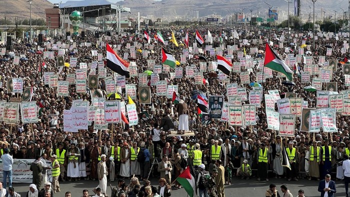 Aksi Unjuk Rasa Warga Yaman Mengecam Agresi AS Protesters take part in a demonstration in solidarity with Palestinians in the Gaza strip, in Sanaa, Yemen March 17, 2025. REUTERS/Adel Al Khader TPX IMAGES OF THE DAY