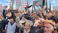 Dengan slogan Teguh terhadap Gaza - Tanggapi Eskalasi AS dengan Eskalasi, para pengunjuk rasa berkumpul di Lapangan Sabeen di Sanaa untuk menyuarakan penentangan mereka terhadap agresi AS. 