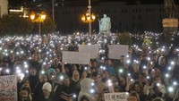 Selasa malam, unjuk rasa diadakan untuk menunjukkan solidaritas kepada keluarga korban, dengan ribuan orang berkumpul di ibu kota, Skopje, sambil mengangkat lilin dan senter ponsel selama acara malam itu. AP Photo/Visar Kryeziu