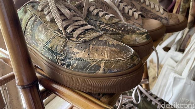 Asep Kartiwa menunjukkan sepatu batik dahon Pangandaran