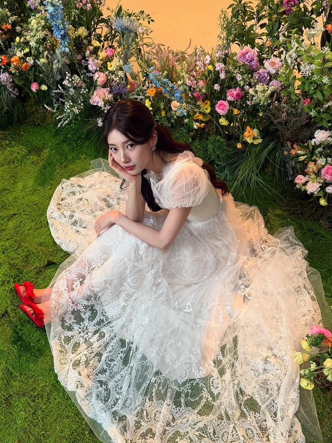 Proyek OST ‘Snow White’ hadir setelah comeback Suzy di dunia musik. Mantan personel girlband Miss A ini baru-baru ini merilis single digitalnya, ‘Come Back’ pada 17 Februari, yang juga menandai perilisan solo pertamanya dalam lebih dari dua tahun. Foto: Instagram/@skuukzky