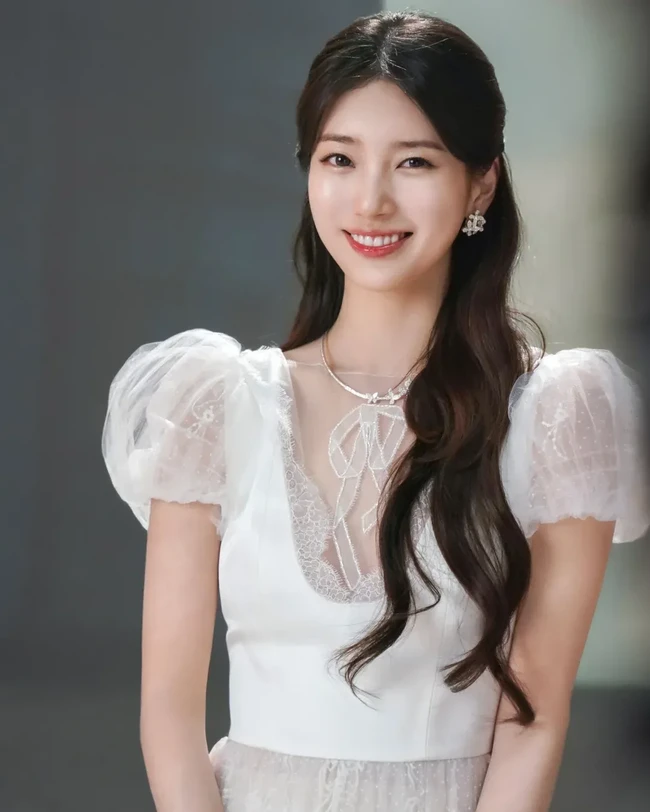 Menyunggingkan senyum manis, aura Disney Princess terpancar dari penampilannya. Foto: Instagram/@skuukzky