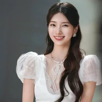 Menyunggingkan senyum manis, aura Disney Princess terpancar dari penampilannya. Foto: Instagram/@skuukzky