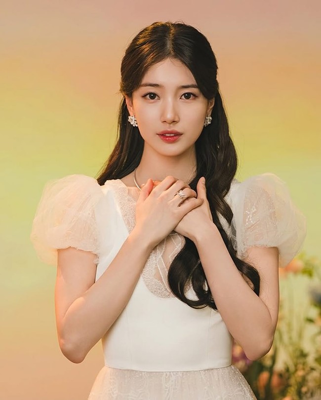 Wajahnya dipulas makeup natural dengan polesan lipstik merah yang membuatnya semakin cantik mempesona. Foto: Instagram/@skuukzky