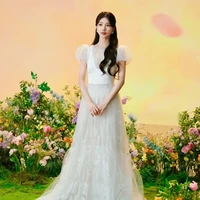 Idol 30 tahun ini kemudian terlihat berbalut gaun putih panjang setelah menanggalkan jubahnya. Gaun lace dengan lengan bervolume menampakkan sosok Suzy yang tampil bak Snow White. Foto: Instagram/@skuukzky
