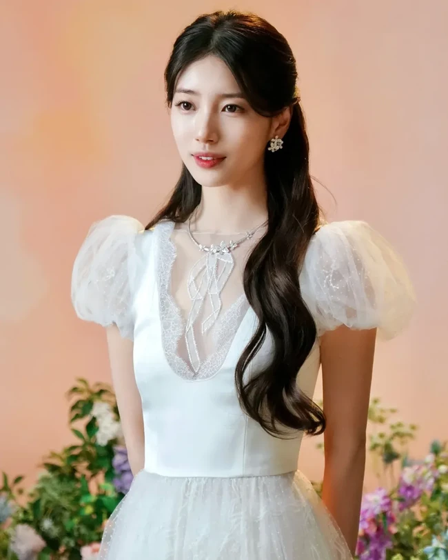 Rambut panjangnya digerai sebagian, ditata sederhana dengan kuncir tengah. Foto: Instagram/@skuukzky