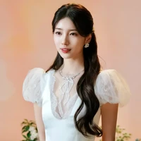 Rambut panjangnya digerai sebagian, ditata sederhana dengan kuncir tengah. Foto: Instagram/@skuukzky