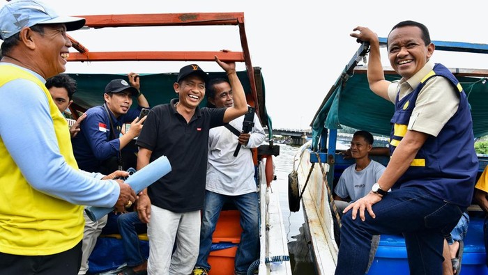 Menteri ESDM Bahlil Lahadalia mengunjungi sejumlah SPBU dan SPBE di Kalimantan Selatan. Selain itu, Bahlil juga menyapa nelayan di Banjarmasin.