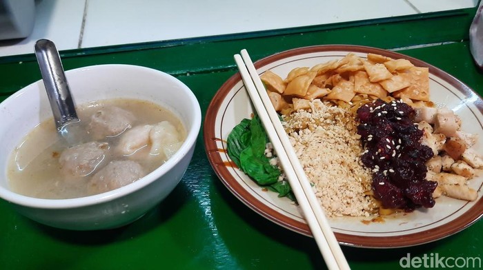 Bakmi Mie Piring Joni Abadi di Bandung.