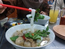Sensasi Makan Bakso Kuah Bening ala Vietnam di Bandung