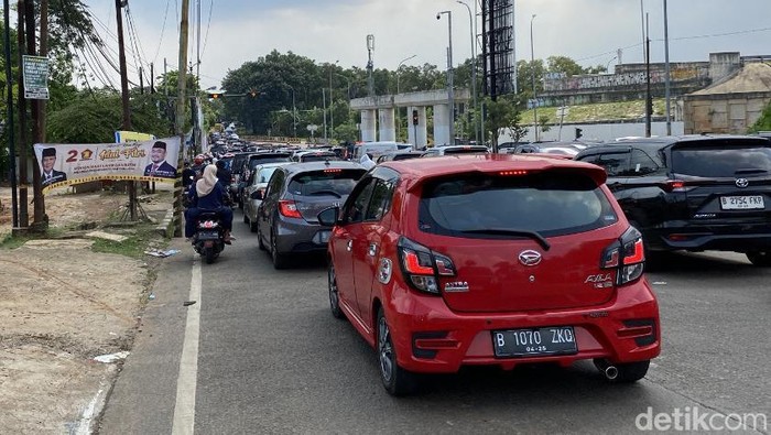 Biang kemacetan di Jalan Raya Sawangan Depok disebut ada di 3 titik yakni, exit Tol Sawangan, pertigaan Parung Bingung, dan Tugu Batu. Begini kondisinya. (Devi Puspitasari/detikcom)