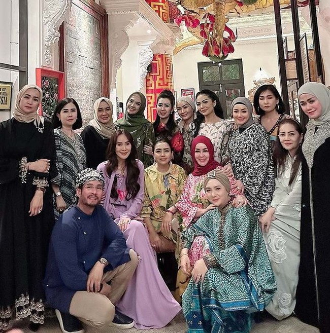 Geng arisan yang berisi para artis senior baru saja terlihat menggelar acara buka bersama. Momen bukber geng Kepompong itu dibagikan oleh para anggotanya ke media sosial. Foto: Instagram