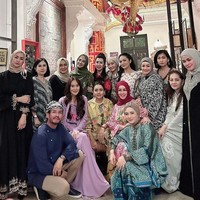 Geng arisan yang berisi para artis senior baru saja terlihat menggelar acara buka bersama. Momen bukber geng Kepompong itu dibagikan oleh para anggotanya ke media sosial. Foto: Instagram