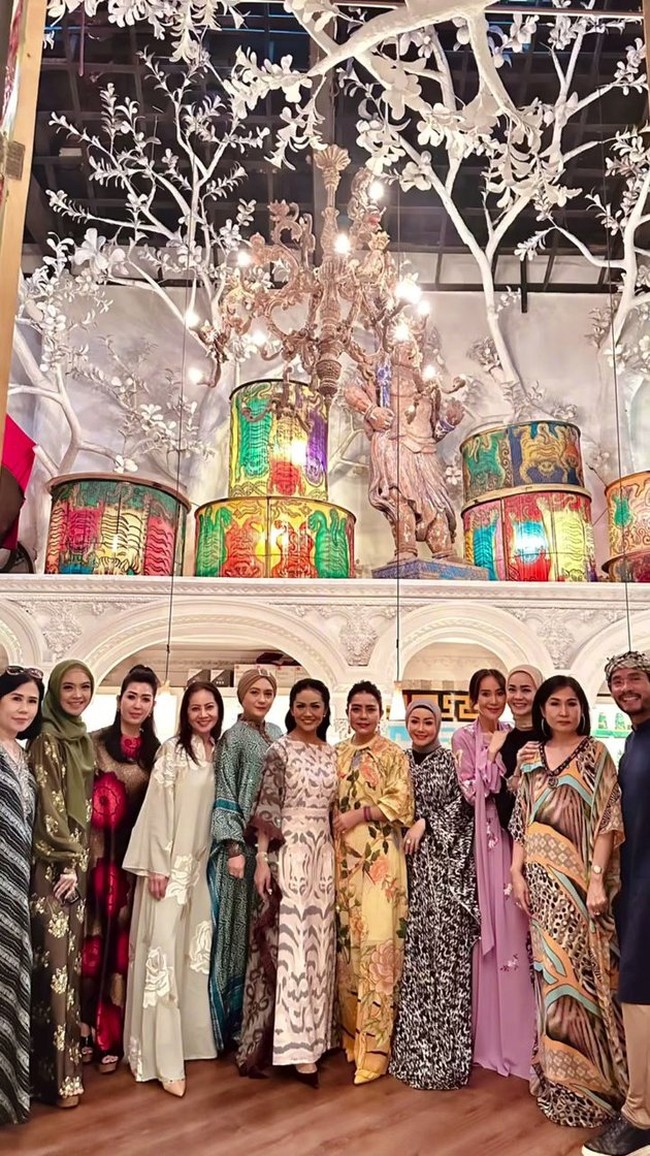 Mulai dari Mayangsari, Ina Thomas, Ingrid Kansil, hingga Krisdayanti tampak hadir. Para anggotanya juga terlihat kompak dengan kenakan kaftan beraneka warna. Foto: Instagram