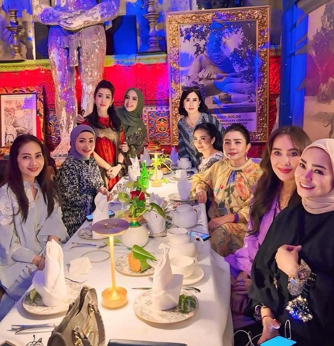 Meski jarang bertemu karena kesibukan masing-masing namun persahabatan di antara para anggota geng Kepompong masih terus terjalin. Para anggotanya juga terlihat akrab dan dekat antara satu sama lain. Foto: Instagram