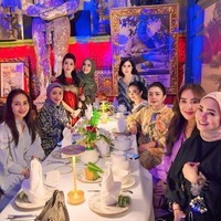 Meski jarang bertemu karena kesibukan masing-masing namun persahabatan di antara para anggota geng Kepompong masih terus terjalin. Para anggotanya juga terlihat akrab dan dekat antara satu sama lain. Foto: Instagram