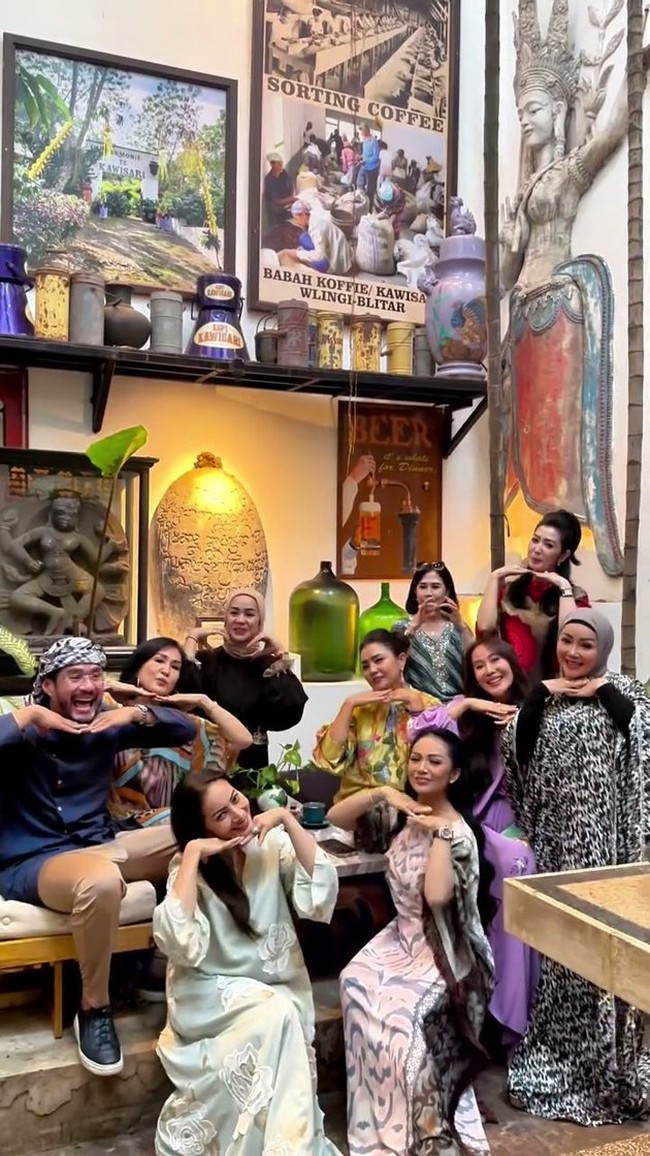 Tak hanya sekedar berkumpul, para anggota geng Kepompong juga membuat konten video untuk diunggah ke medsos. Momen bukber tersebut juga menjadi momen reuni bagi para artis-artis senior tersebut. Foto: Instagram