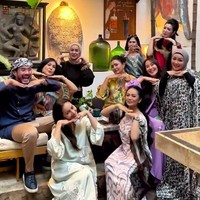 Tak hanya sekedar berkumpul, para anggota geng Kepompong juga membuat konten video untuk diunggah ke medsos. Momen bukber tersebut juga menjadi momen reuni bagi para artis-artis senior tersebut. Foto: Instagram