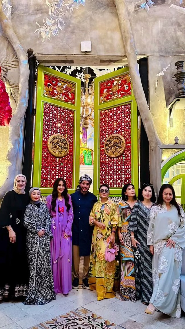 Berlokasi di sebuah restoran mewah, terlihat geng Kepompong yang asik berpose bersama memamerkan keakraban mereka. Uniknya karena sudah lama tak bertemu, para anggota geng Kepompong membuat plesetan nama gengnya menjadi Kepimping. Foto: Instagram