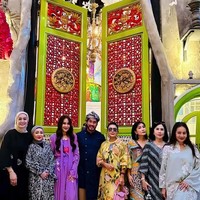 Berlokasi di sebuah restoran mewah, terlihat geng Kepompong yang asik berpose bersama memamerkan keakraban mereka. Uniknya karena sudah lama tak bertemu, para anggota geng Kepompong membuat plesetan nama gengnya menjadi Kepimping. Foto: Instagram