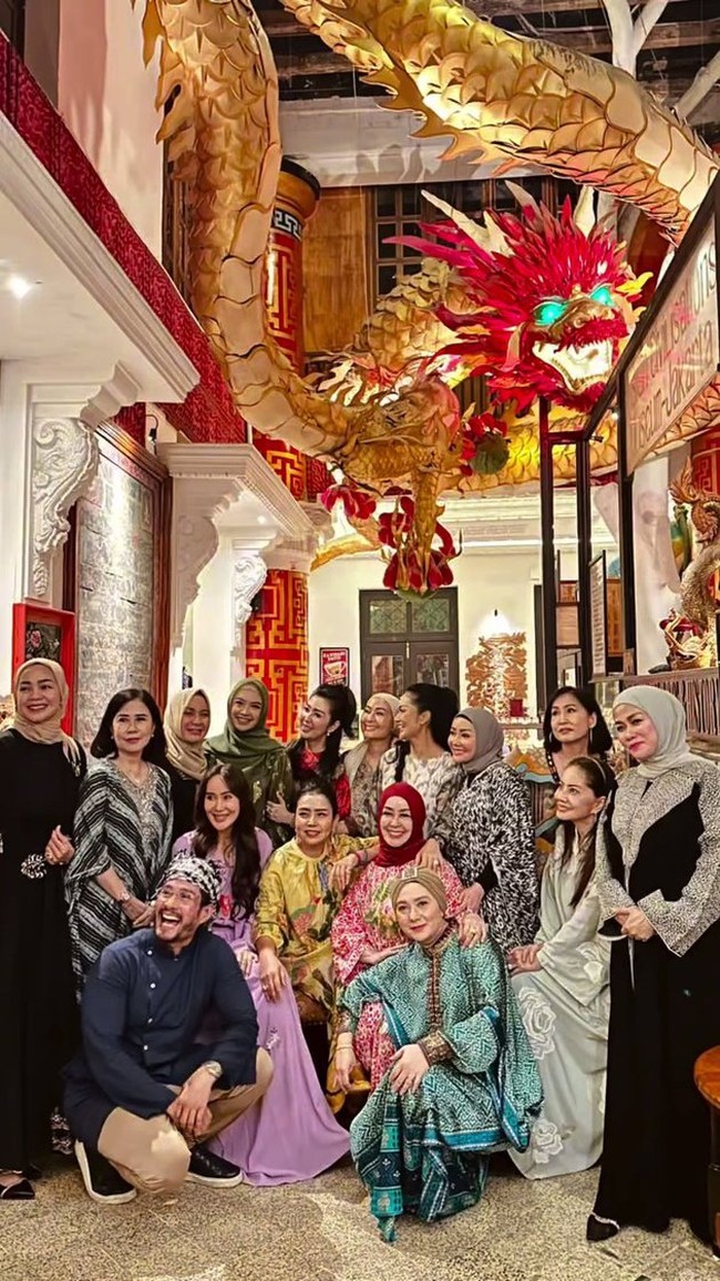 Mayang tampil fresh dengan busana berwarna kuning cerah. Sementara Krisdayanti memilih perpaduan warna biru keunguan, pink, dan coklat. Dan Ina Thomas memilih busana bernuansa lilac. Foto: Instagram