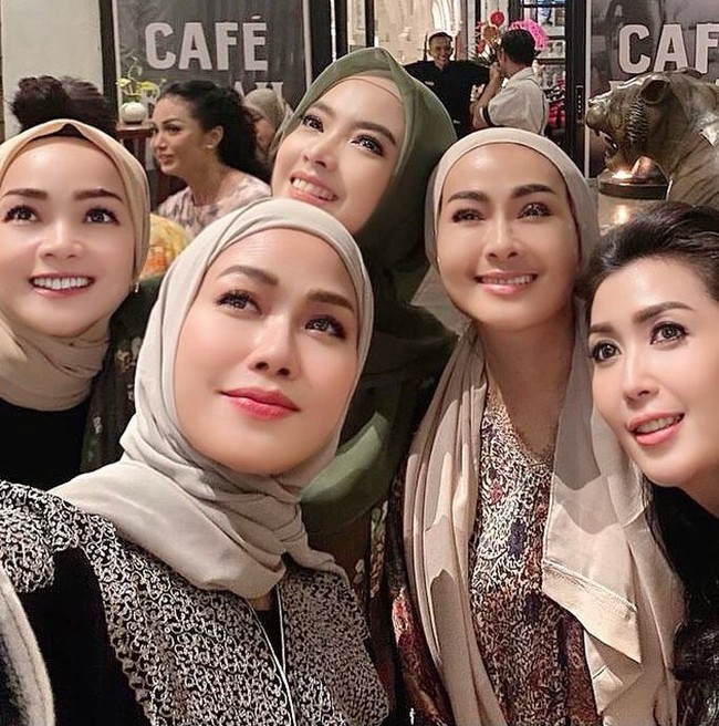 Tak ketinggalan, Iis Dahlia juga terlihat hadir kenakan busana bernuansa coklat. Penampilannya itu kemudian dilengkapi dengan turban yang menutupi kepalanya. Foto: Instagram