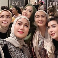 Tak ketinggalan, Iis Dahlia juga terlihat hadir kenakan busana bernuansa coklat. Penampilannya itu kemudian dilengkapi dengan turban yang menutupi kepalanya. Foto: Instagram