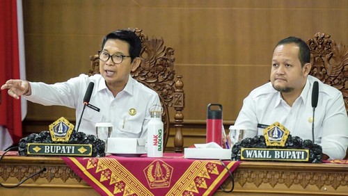 Bupati Wayan Adi Arnawa didampingi Wabup Bagus Alit Sucipta  di ruang Kriya Gosana, Puspem Badung, Rabu (19/3/2025). (IST)