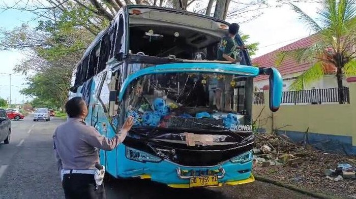 Bus Adhi Putra rute Morowali-Makassar terbalik di Luwu.